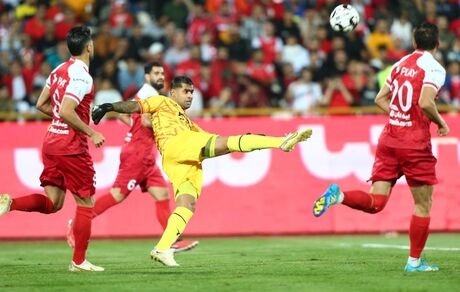 پرسپولیس به کمک داور برد و صدرنشین شد + تصویر اشتباه وحشتناک داور