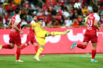 پرسپولیس به کمک داور برد و صدرنشین شد + تصویر اشتباه وحشتناک داور
