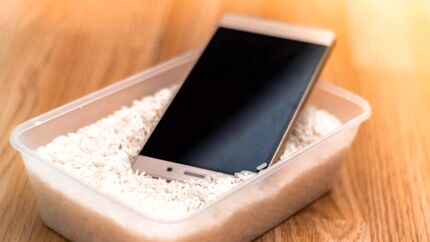 هشدار اپل: آیفون خود را بعد از خیس شدن در ظرف برنج نگذارید
