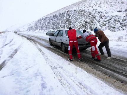 امدادرسانی به ۱۵ خودرو گرفتار در کولاک محور چالدران به خوی