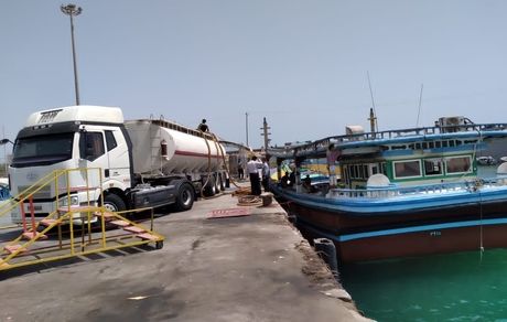 توقیف یک شناور در قشم با بیش از صدهزار لیتر سوخت قاچاق