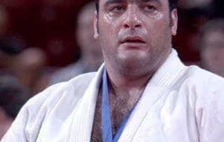 محمود میران پس از ۲۵ سال بازوبند "۳ ساله پهلوانی" را دریافت می کند