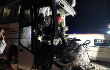 برخورد اتوبوس به گاردریل در جاده تهران-سمنان / ١٣ نفر مصدوم شدند