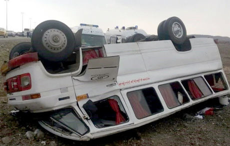 ١٨ مصدوم در واژگونی مینی‌بوس