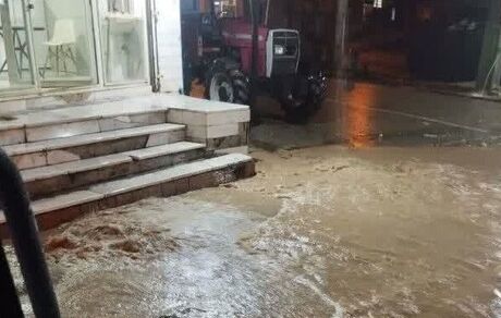 بارش شدید باران و سیل، راه‌های ارتباطی روستاهای مینودشت را بست