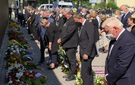 ادای احترام آلمانی‌ها به قربانیان دیوار برلین در شصتمین سالگرد آغاز جدایی دو آلمان