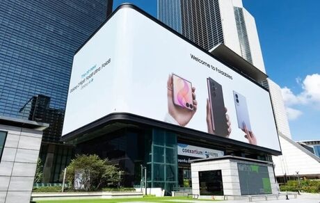 طعنه سامسونگ به اپل با موضوع موبایل تاشو