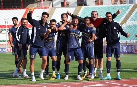 صعود نماینده اردکان به صدر جدول لیگ دسته یک فوتبال