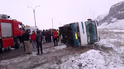۱۳ مصدوم در واژگونی مینی‌بوس در جلفا