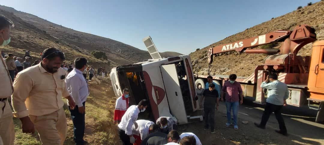 تصاویر حادثه واژگونی اتوبوس خبرنگاران