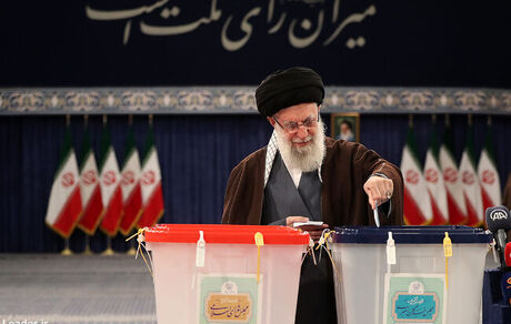 رهبر انقلاب رای خود را در انتخابات مجلس شورای اسلامی و مجلس خبرگان رهبری به صندوق انداخت