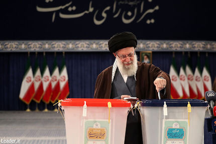 رهبر انقلاب رای خود را در انتخابات مجلس شورای اسلامی و مجلس خبرگان رهبری به صندوق انداخت