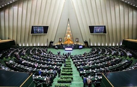 جنجال در مجلس/ «پژمانفر»، «لاریجانی» را دیکتاتور خطاب کرد