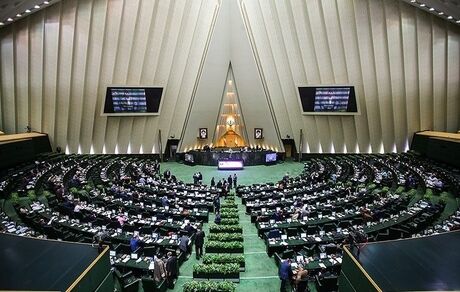 جنجال در مجلس/ «پژمانفر»، «لاریجانی» را دیکتاتور خطاب کرد