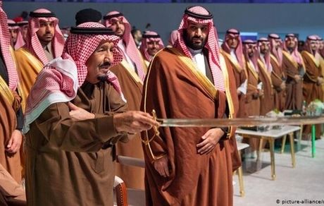 لوفیگارو: بن سلمان می‌خواهد قبل از شکست احتمالی ترامپ، پدرش را عزل کند