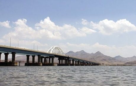 احتمال بروز حادثه متروپل در پل میان‌گذر دریاچه ارومیه!