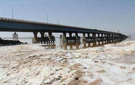 تلاش برای تامین حق‌آبه دریاچه ارومیه/ عملیات کنترل کانون‌های گرد و غبار منطقه از هفته آتی