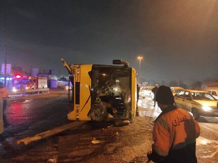 مصدومیت ۱۵ نفر در واژگونی اتوبوس مسافربری در اتوبان ساوه