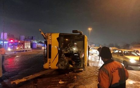 مصدومیت ۱۵ نفر در واژگونی اتوبوس مسافربری در اتوبان ساوه