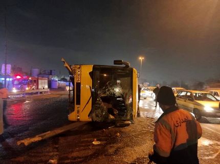 مصدومیت ۱۵ نفر در واژگونی اتوبوس مسافربری در اتوبان ساوه