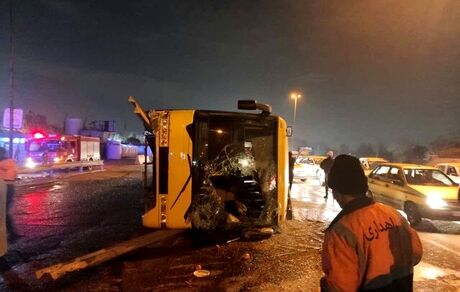 مصدومیت ۱۵ نفر در واژگونی اتوبوس مسافربری در اتوبان ساوه