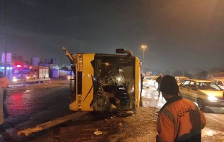 مصدومیت ۱۵ نفر در واژگونی اتوبوس مسافربری در اتوبان ساوه