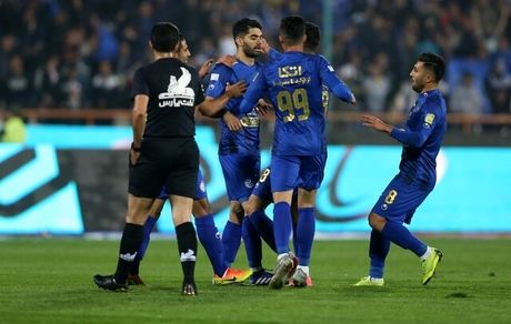 نورافکن‌های آزادی خاموش شد/ توقف بازی استقلال و پارس جنوبی در دقیقه ۷۸