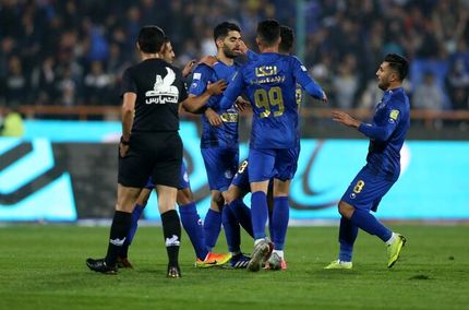 نورافکن‌های آزادی خاموش شد/ توقف بازی استقلال و پارس جنوبی در دقیقه ۷۸