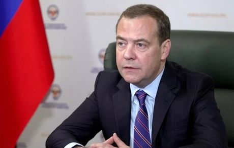 مدودف: آمریکا و اروپا به زودی از هم طلاق می‌گیرند!