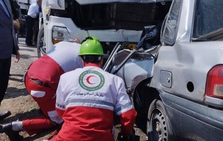 نصف پراید ۳۰۰ میلیونی در تصادف با تریلی محو شد / ۲ نفر فوت و مصدوم شدند