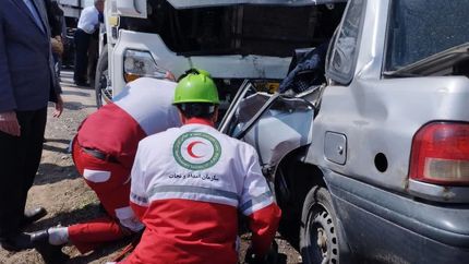نصف پراید ۳۰۰ میلیونی در تصادف با تریلی محو شد / ۲ نفر فوت و مصدوم شدند