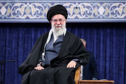رهبر معظم انقلاب: همه ۳ دسته جان‌باختگان را بچه‌های خود می‌دانیم /  تعیین قبلی نتیجه مذاکره ابلهانه است