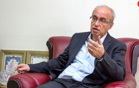 عضو کمیسیون بهداشت مجلس: وزارت بهداشت باید از احمدی نژاد شکایت کند