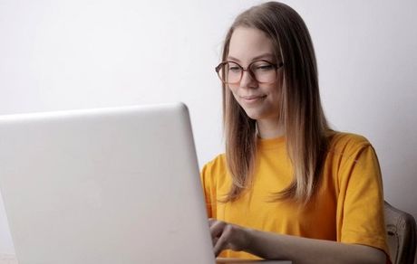 عینکی شدن نیمی از جهانیان بدلیل خیره شدن به صفحات نمایش در آینده‌ای نزدیک