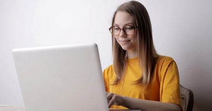 عینکی شدن نیمی از جهانیان بدلیل خیره شدن به صفحات نمایش در آینده‌ای نزدیک