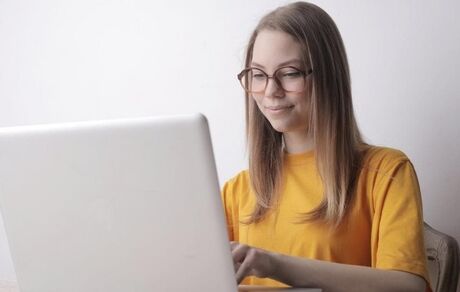 عینکی شدن نیمی از جهانیان بدلیل خیره شدن به صفحات نمایش در آینده‌ای نزدیک
