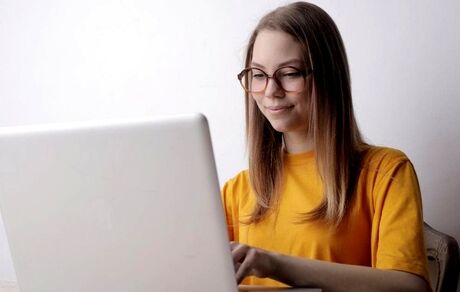 عینکی شدن نیمی از جهانیان بدلیل خیره شدن به صفحات نمایش در آینده‌ای نزدیک