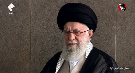 رهبر معظم انقلاب وارد مصلی امام خمینی (ره) شد