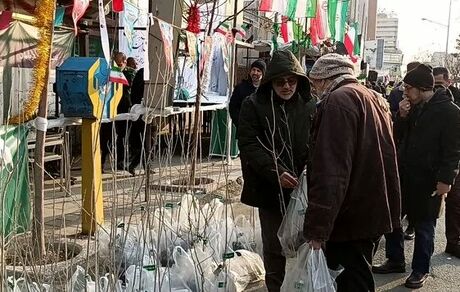 توزیع نهال رایگان در راهپیمایی ۲۲ بهمن