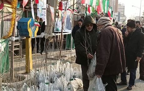 توزیع نهال رایگان در راهپیمایی ۲۲ بهمن