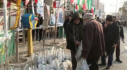 توزیع نهال رایگان در راهپیمایی ۲۲ بهمن