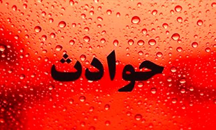 پسر ۲۲ ساله در دادگاه به پای دختری افتاد که با ۴ دوستش به او تعرض کرده است 