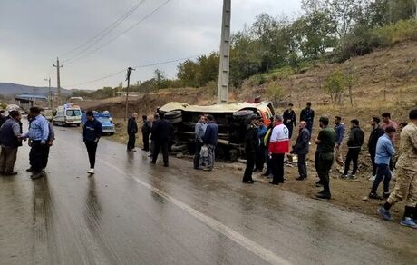 بر اثر واژگونی مینی‌بوس در عجب‌شیر ۱۷ تن کشته و زخمی شدند
