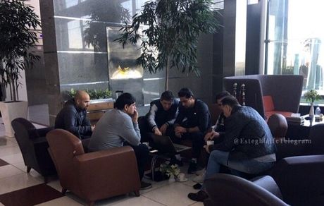 
جلسه کادر فنی استقلال در فرودگاه!
