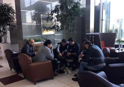 
جلسه کادر فنی استقلال در فرودگاه!
