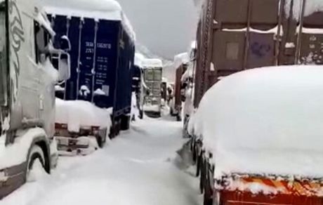 تجارت در مرزهای غربی با کردستان عراق با اختلال مواجه و به حالت عادی برنگشته است/دلیل: حجم سنگین بارش برف و سرمای شدید