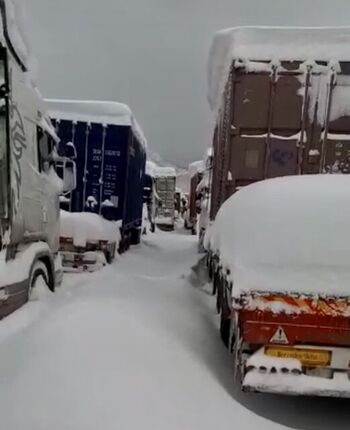 تجارت در مرزهای غربی با کردستان عراق با اختلال مواجه و به حالت عادی برنگشته است/دلیل: حجم سنگین بارش برف و سرمای شدید