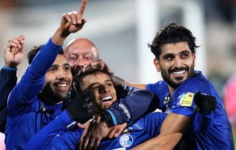 استراماچونی و استقلال همچنان روی نوار پیروزی/ صعود به رده هفتم جدول پاداش پیروزی ۲ گله آبی‌ها