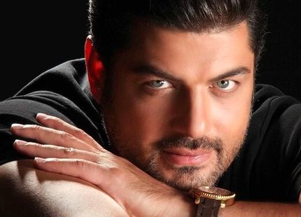 سام درخشانی، هم‌بازی باران کوثری شد