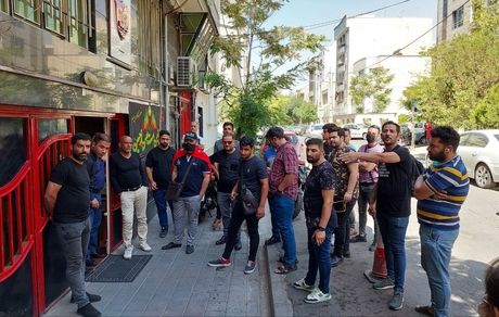 تجمع اعتراضی هواداران پرسپولیس در مقابل ساختمان باشگاه